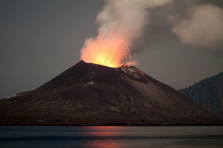 El volcán Anak Krakatoa vuelve a rugir: este es el fenómeno que representa un grave peligro tras su erupción