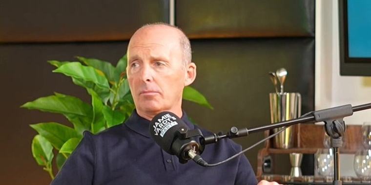 Escándalo en Inglaterra: Mike Dean revela los polémicos “retos” que hacía mientras arbitraba en la Premier League