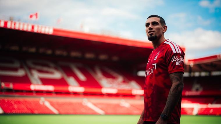 ¿Por qué Daniel Muñoz juega con máscara? Su técnico del Nottingham Forest revela la razón y de paso lo advierte por su nivel