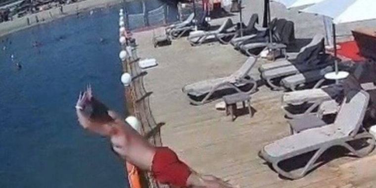 Video: Turista murió en Turquía tras lanzarse de cabeza al agua desde un muelle