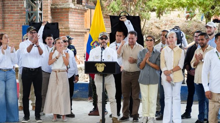 Gobierno entrega primera vivienda a familia damnificada por terremoto y anuncia $24.500 millones para obras en Buga
