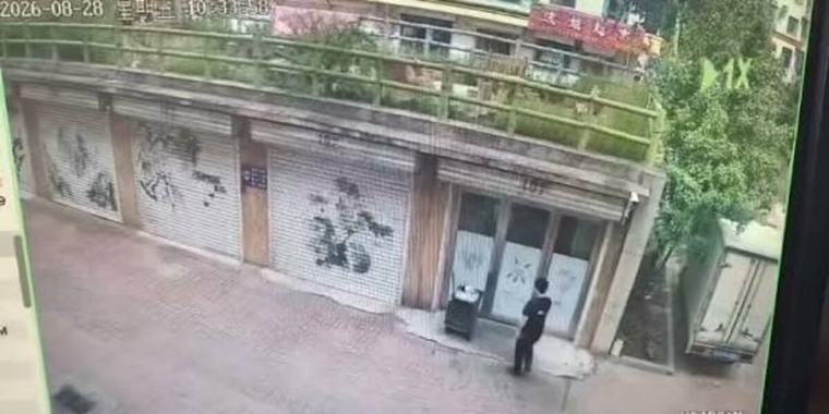 Entró a su negocio, encendió la luz y ocurrió una explosión que lo lanzó a la calle