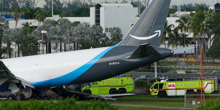 Avión de carga de Amazon se sale de la pista y se estrella en Miami