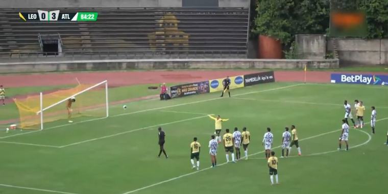 Video: en pleno penalti, se le cayó el travesaño encima al portero en el Torneo BetPlay