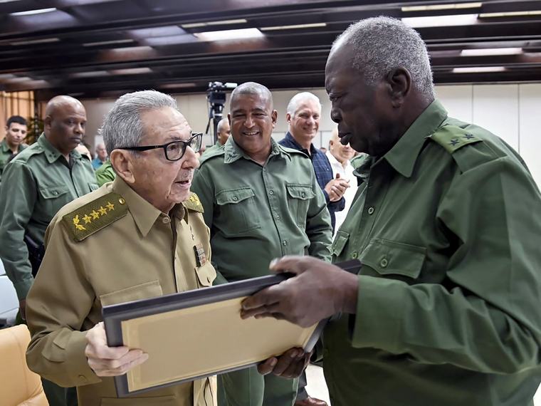 Reaparece Raúl Castro y sorprende en pleno evento público, tras rumores sobre su estado de salud