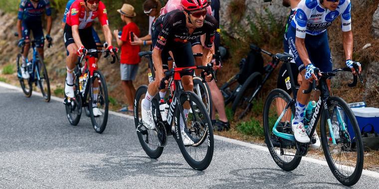 Santiago Buitrago resiste ante Wout van Aert y afianza el liderato de la montaña en La Vuelta a España 2026