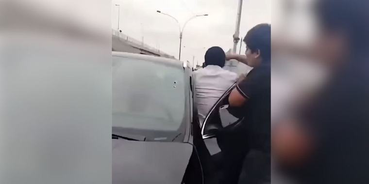 Video: director deportivo del Sporting Cristal es agredido por hinchas tras entrenamiento