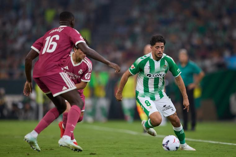 El Betis, de ‘Cucho’ Hernández y Nelson Deossa, hunde al Real Madrid en su primera derrota de la temporada en LaLiga