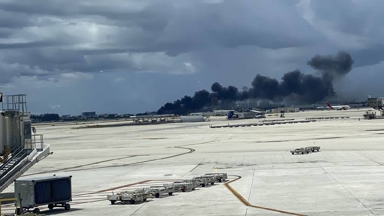 Un avión se sale de la pista en el Aeropuerto Internacional de Miami: publican videos de una enorme columna de humo