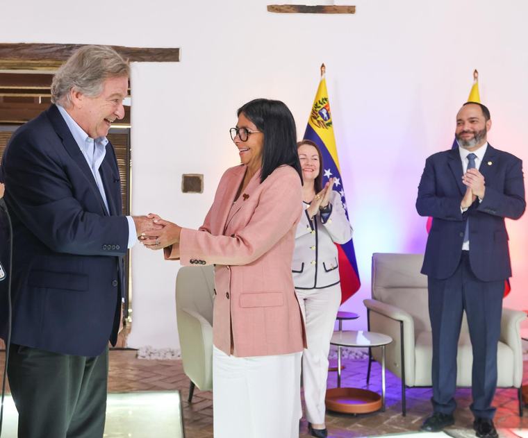 Delcy Rodríguez invita a los empresarios colombianos a invertir en Venezuela tras acuerdo con el Grupo Gilinski