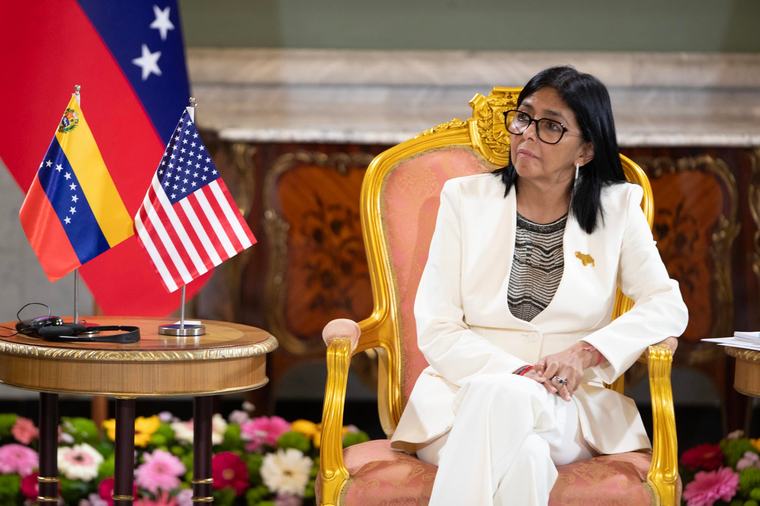 Delcy Rodríguez dice que la Venezuela petrolera ayudará a equilibrar la economía mundial