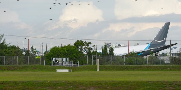 Accidente de avión de Amazon en Miami deja al menos cinco personas fallecidas