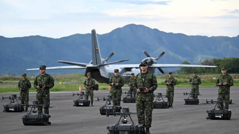 Fusil Jaguar de Petro queda fuera: Gobierno revela déficit de 120.000 armas en las Fuerzas Armadas
