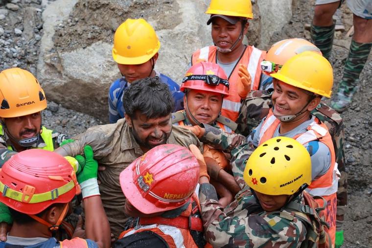 Milagro en Nepal: rescatan a dos trabajadores que pasaron nueve días atrapados por la avalancha