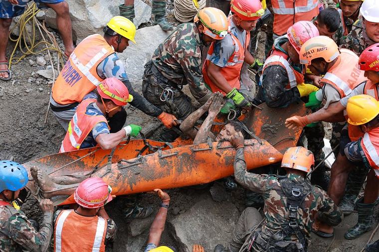 Rescatan con vida a dos trabajadores de un túnel diez días después de la riada en Nepal