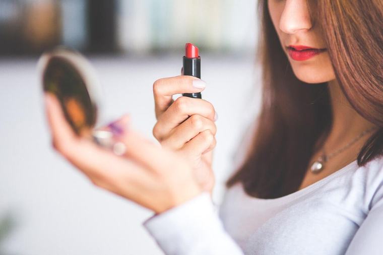 ¿Qué tonos de labial favorecen más según el tono de la piel?