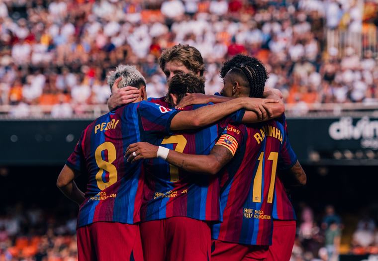 Barcelona aprovecha el desliz del Real Madrid y es líder de LaLiga española, tras golear al Valencia
