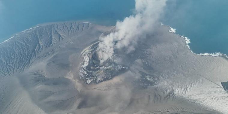 Anak Krakatoa desata caos aéreo en Indonesia: más de 270.000 pasajeros afectados
