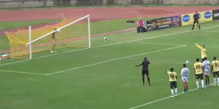 Increíble escena en el Torneo BetPlay: el arco cayó sobre el arquero del Atlético FC