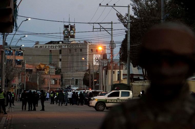 Dos muertos y siete desaparecidos en explosión en cuartel militar en La Paz, Bolivia