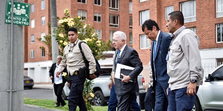 Álvaro Uribe rinde indagatoria en la Fiscalía por masacres de El Aro y La Granja