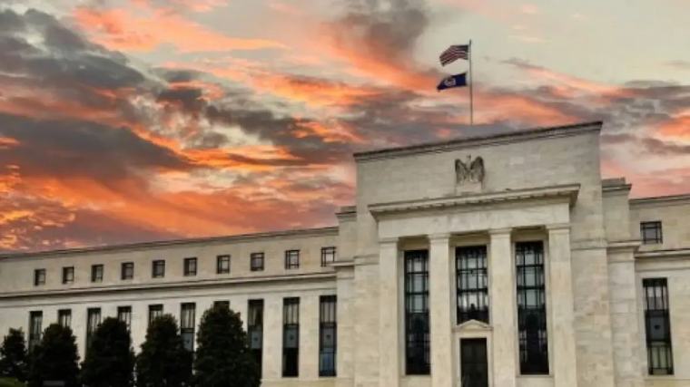Trump exige a la Fed bajar tasas y amenaza con dejar de comerciar con algunos países