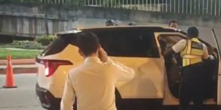 Video: El insólito momento de un joven que intentó llamar con una tarjeta débito