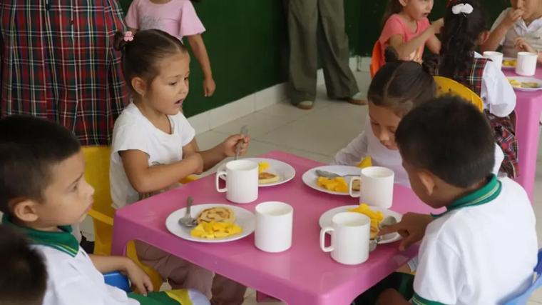 El plan del Gobierno para el terremoto se apoya en un programa de alimentación escolar que ya estaba en crisis