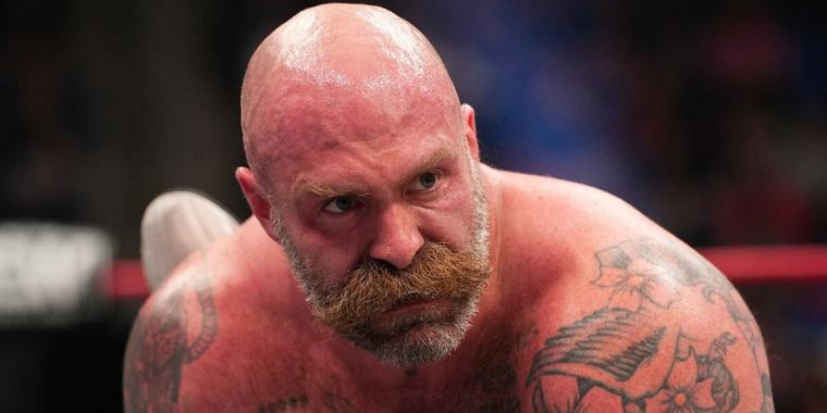 Luchador Andy Williams muere tras golpearse la cabeza en pleno combate
