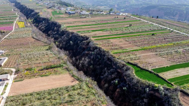 China tiene una gigantesca grieta que no para de crecer: ya mide 10 kilómetros y científicos revelan qué la provoca