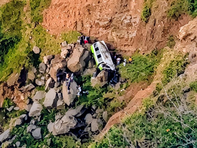 Al menos 25 personas murieron tras accidente de bus que cayó a un abismo en Cabo Verde: hay niños entre las víctimas